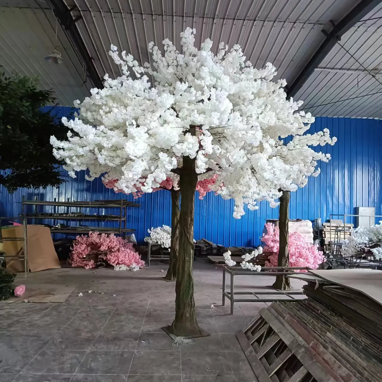 شجرة اصطناعية كبيرة الحجم لحفلات الزفاف, ديكور داخلي لحفلات الزفاف ، زهور الكرز ، باللون الأبيض والوردي