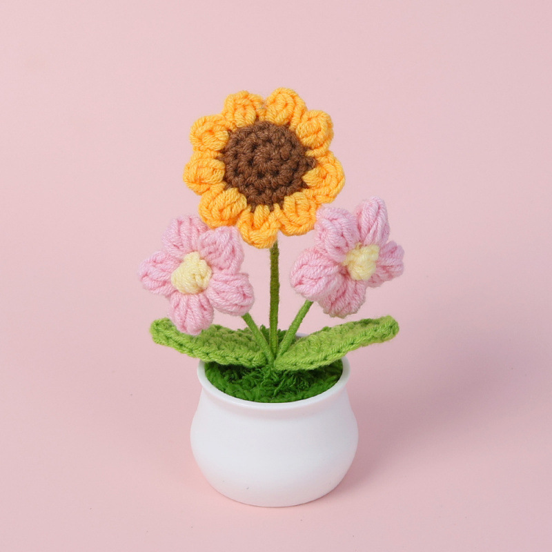 Petite plante en pot de tournesol rose à double feuillet