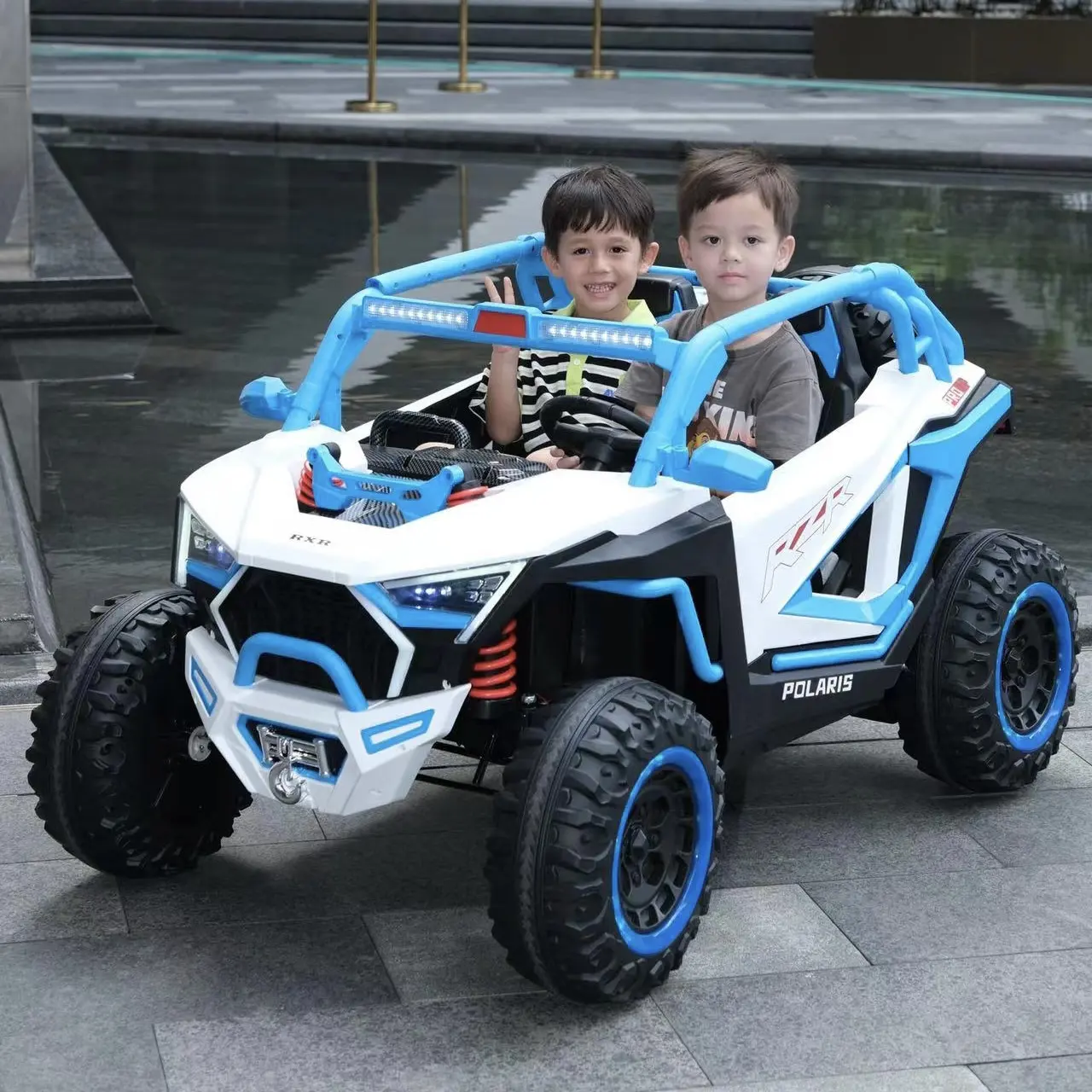 Nueva fábrica al por mayor 24 V coche de deriva eléctrico Flick Kart triciclo paseo en coche remoto ATVS 11 años niños UTV eléctrico 4x4