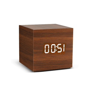 流行发光二极管木制智能语音激活三角数字<span class=keywords><strong>usb</strong></span>时钟双电源木制闹钟