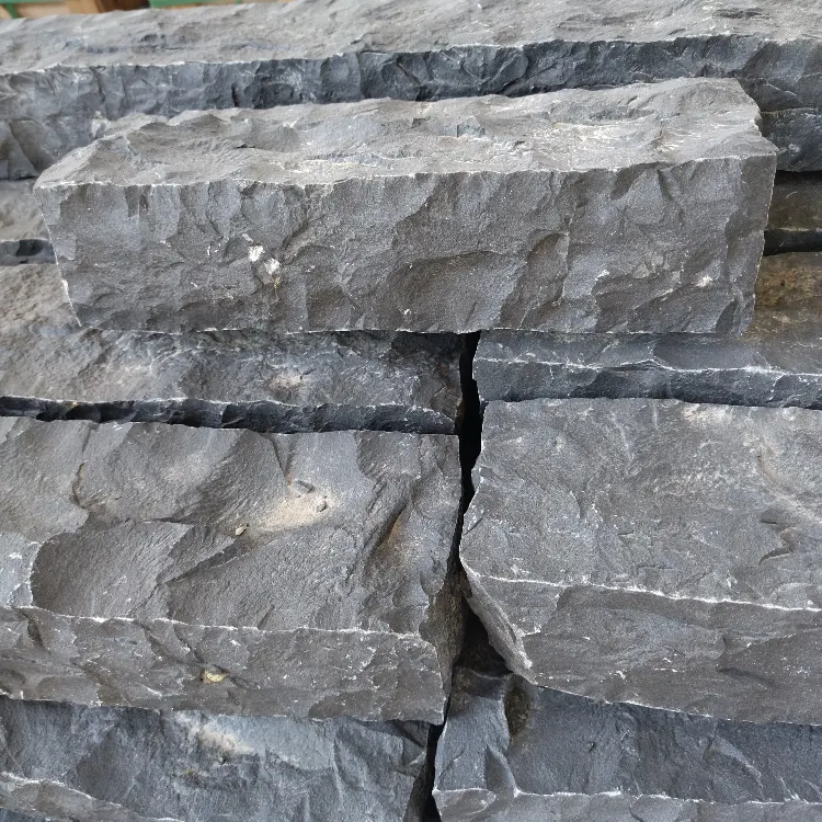 Barato preço preto escuro basalto curbstone fora pedra bloco de áspero padrão kerbstone tamanho granito