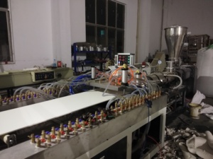 自动单螺杆WPC PVC型材挤出机塑料柜板制作核心部件螺杆电机齿轮箱PLC