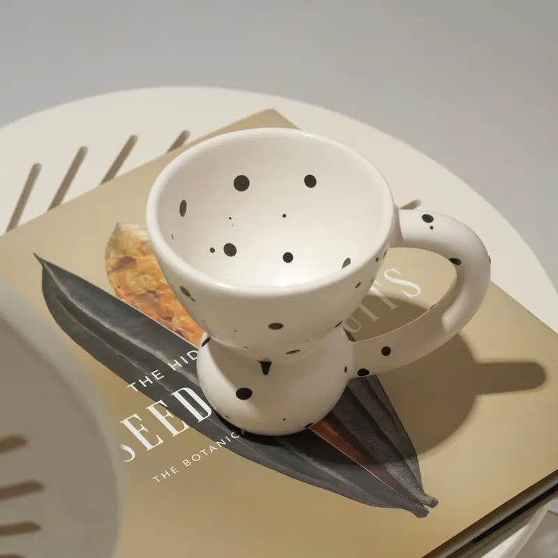 Nouveau design de bonne qualité ustensiles de cuisine en porcelaine thé tasse à café vaisselle en céramique triangle soutien-gorge verres couple tasses à café