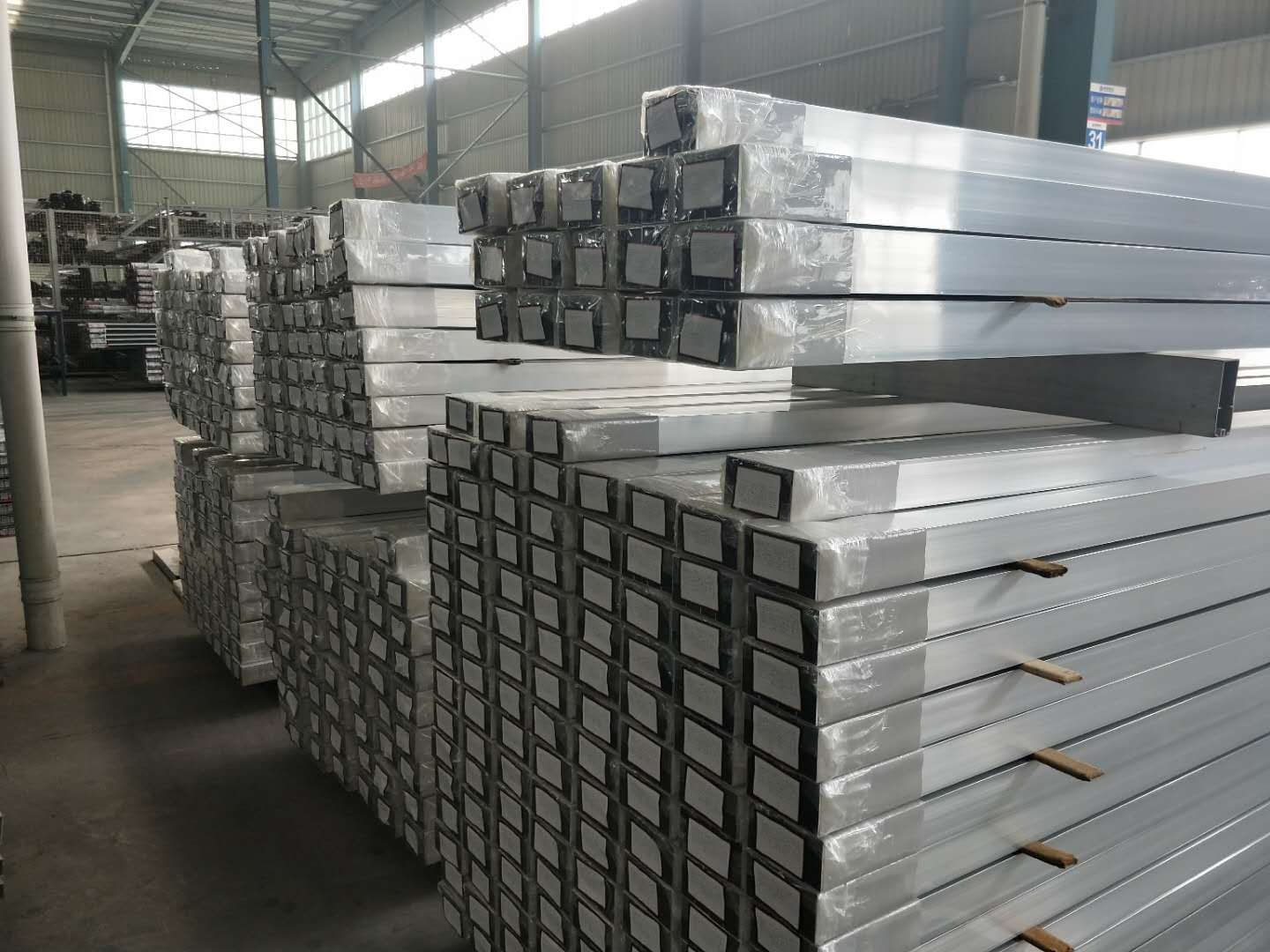 أنبوب مستطيل 40x40 زوايا مربعة من الألومنيوم 10