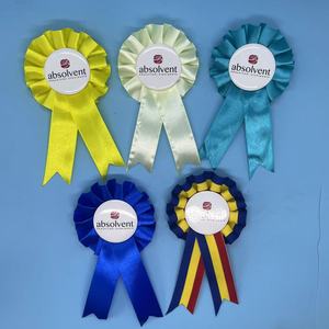 カラフルなGrosgrainリボンバッジ耐久性のあるカスタムデザインラウンドピンバッジリボン付きお祝い用