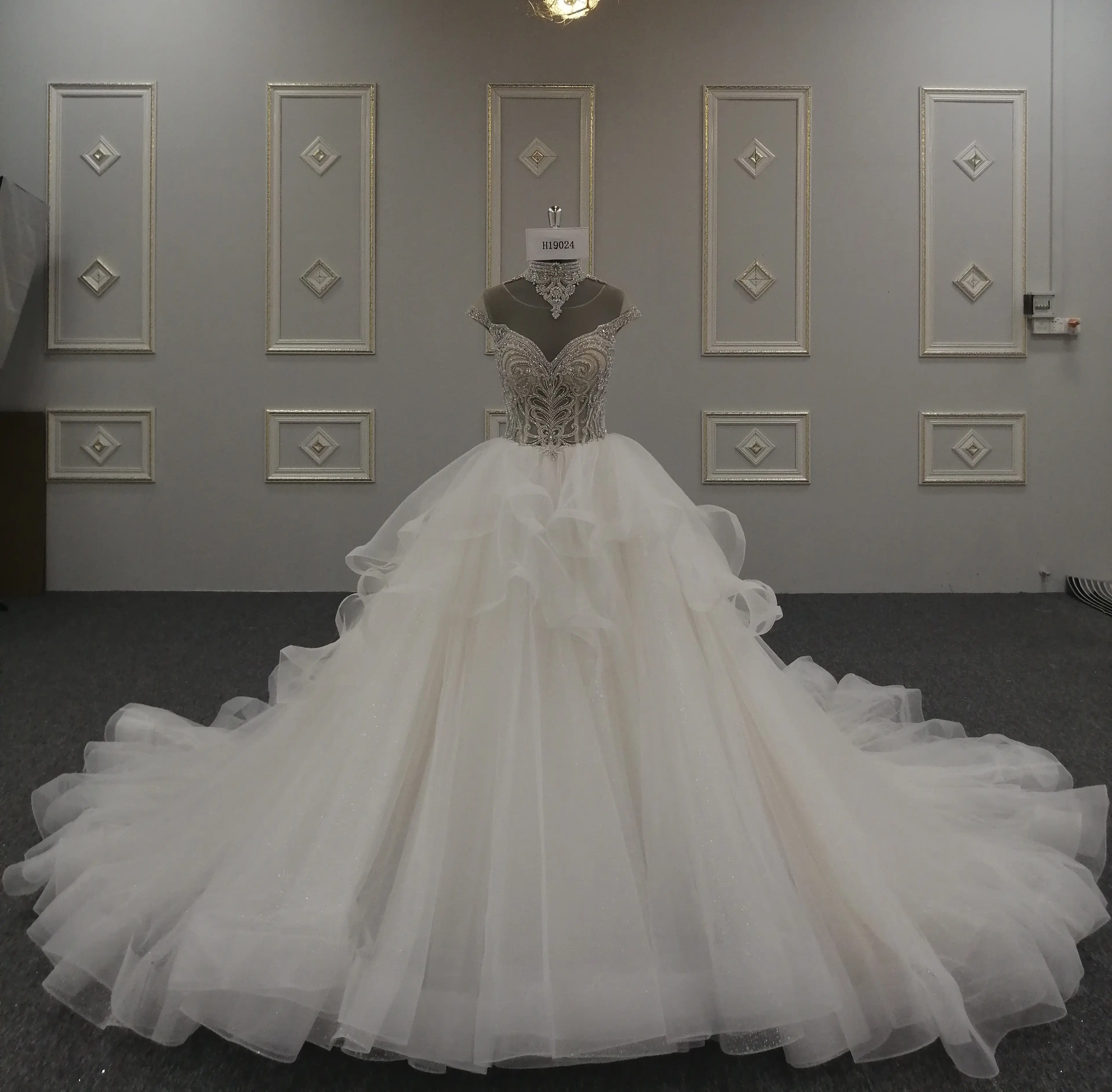 Nuovi Prodotti Illusion Spalla di Lusso Bordare Tulle Abito Da Sposa