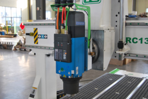 Enrutador CNC de 4 ejes RC1530RH Controlador Syntec Taiwán rieles lineales cuadrados El husillo puede girar +/-90 grados Personalizar - Product Image 2