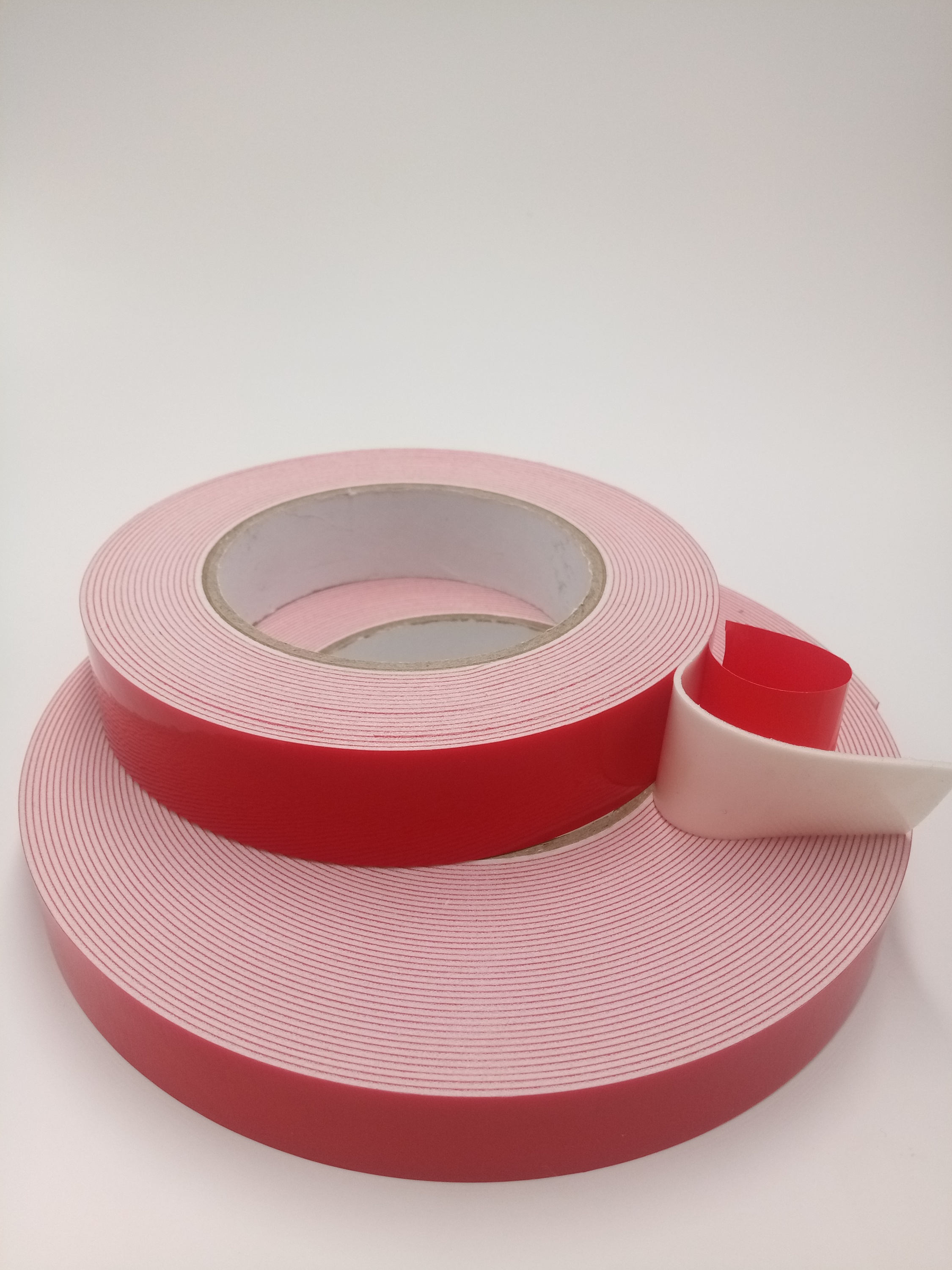 Schiuma bianca con rivestimento rosso