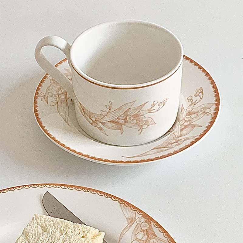 Muguet brun - une tasse et une soucoupe - sans cuillère