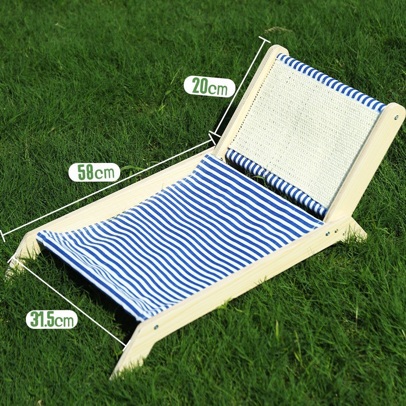 Sillones de playa y árboles para gatos