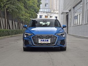 Audis a3l 2025 לימוזינה 35 tfsi גלגל פרמיה בתוספת רכב בנזין קומפקטי מהדורה