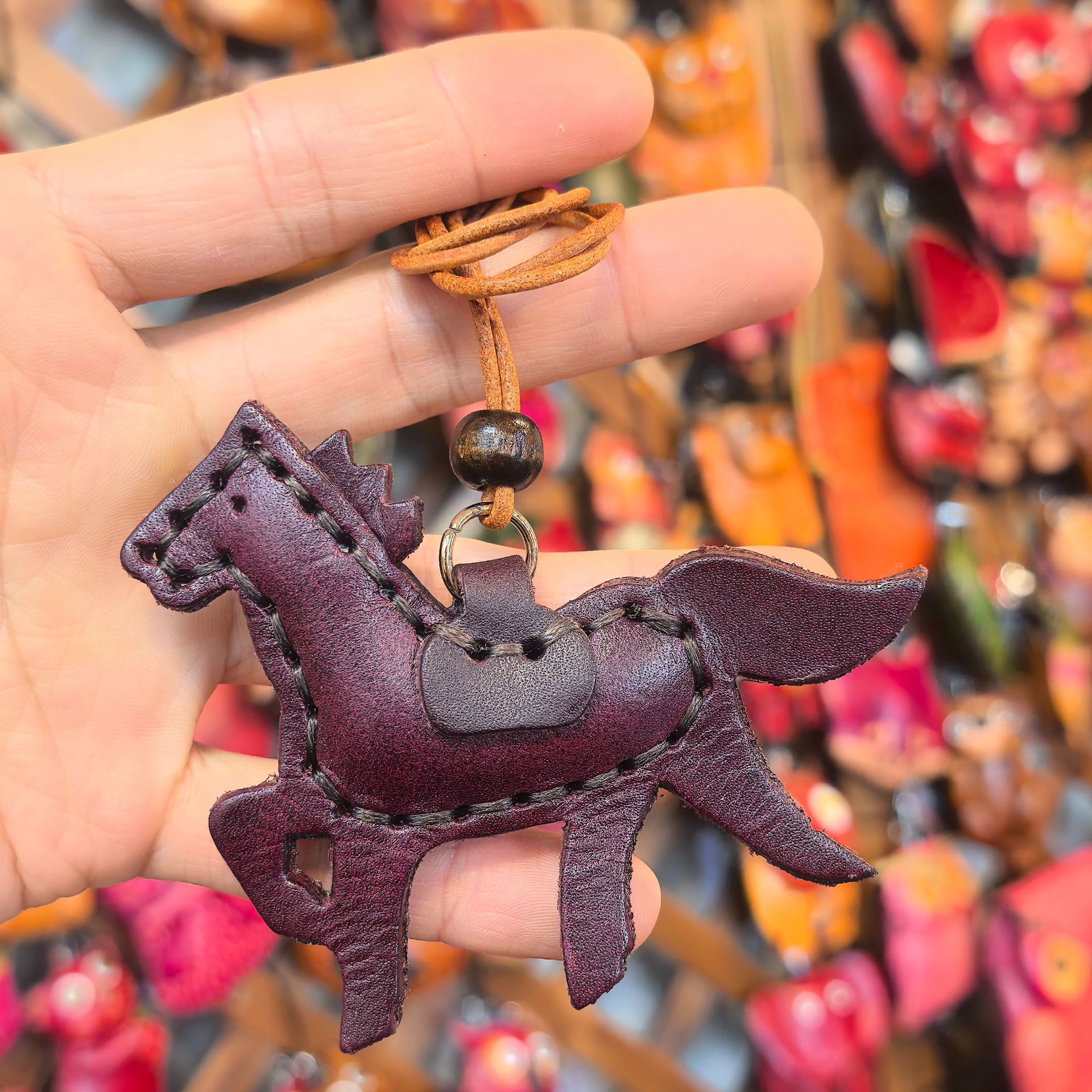 Colgante de curry cosido a mano con forma de pony.