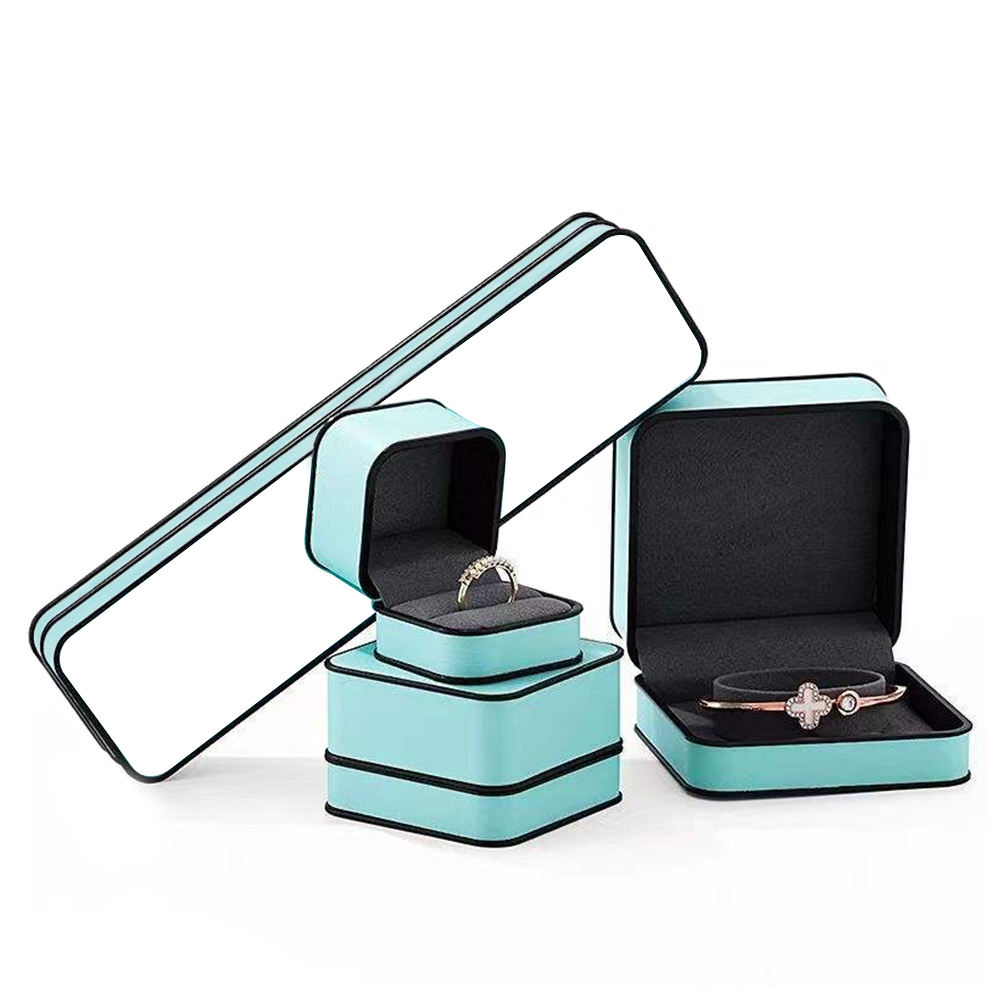 ชุดสี่ชิ้น