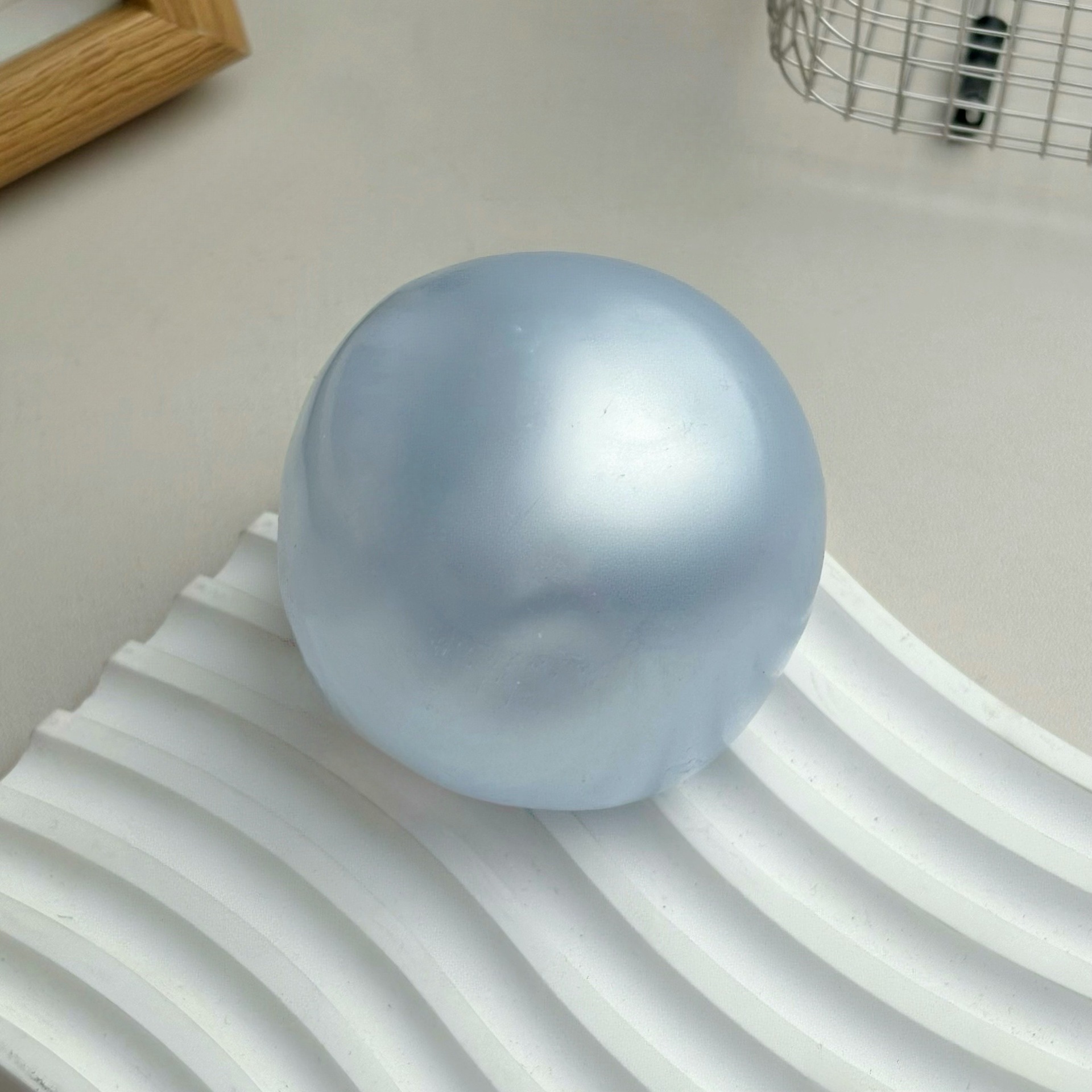 Boule faite main de gelée de pétrole bleu nacré de 6 cm