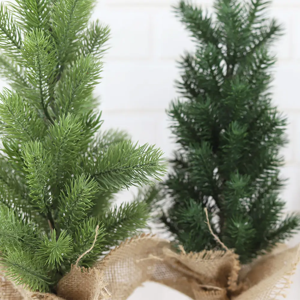 Decoración de escritorio para el hogar y la Oficina, pino en miniatura artificial verde, pequeño árbol de Navidad falso con base de lino
