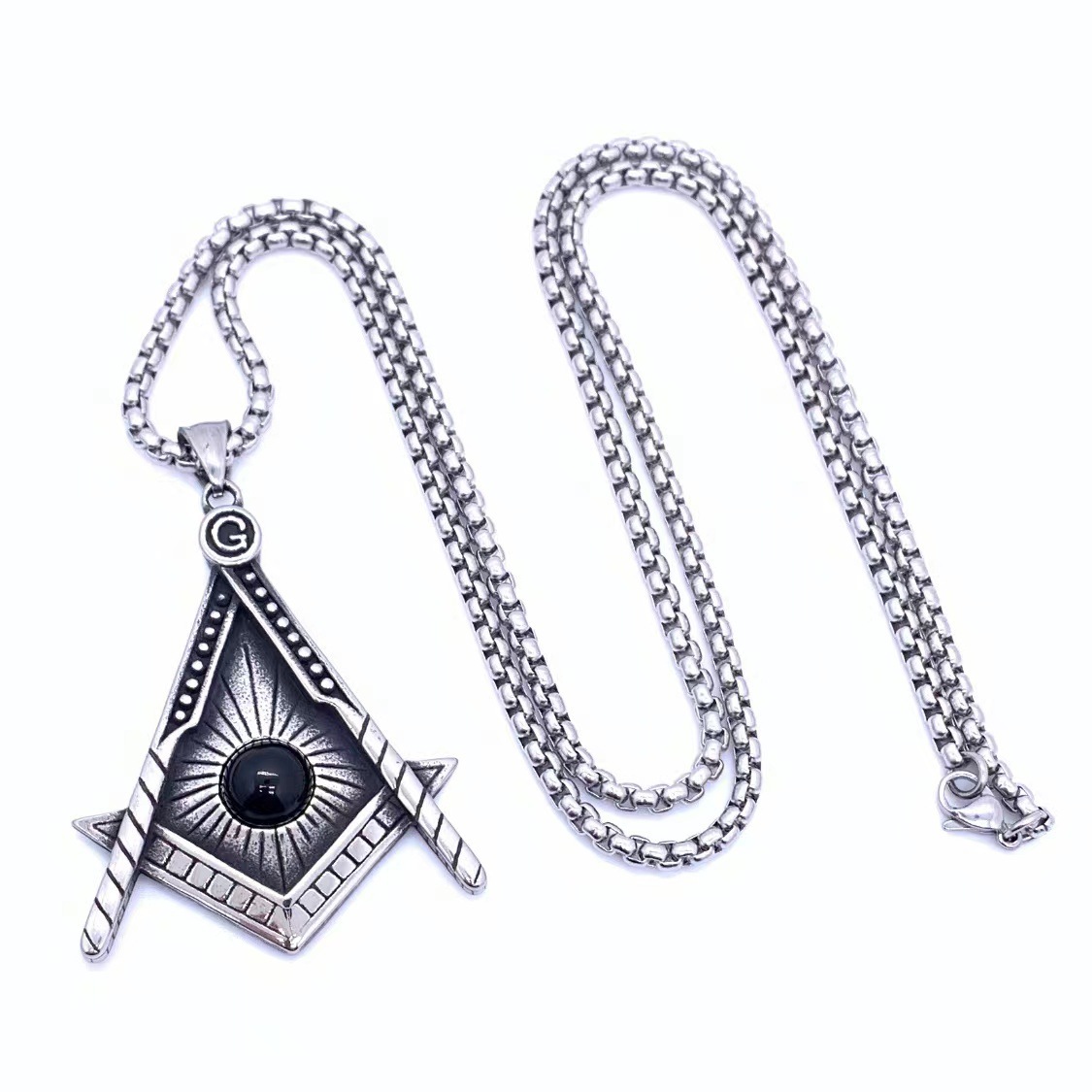 02 Pendentif avec une chaîne de 60 cm de long