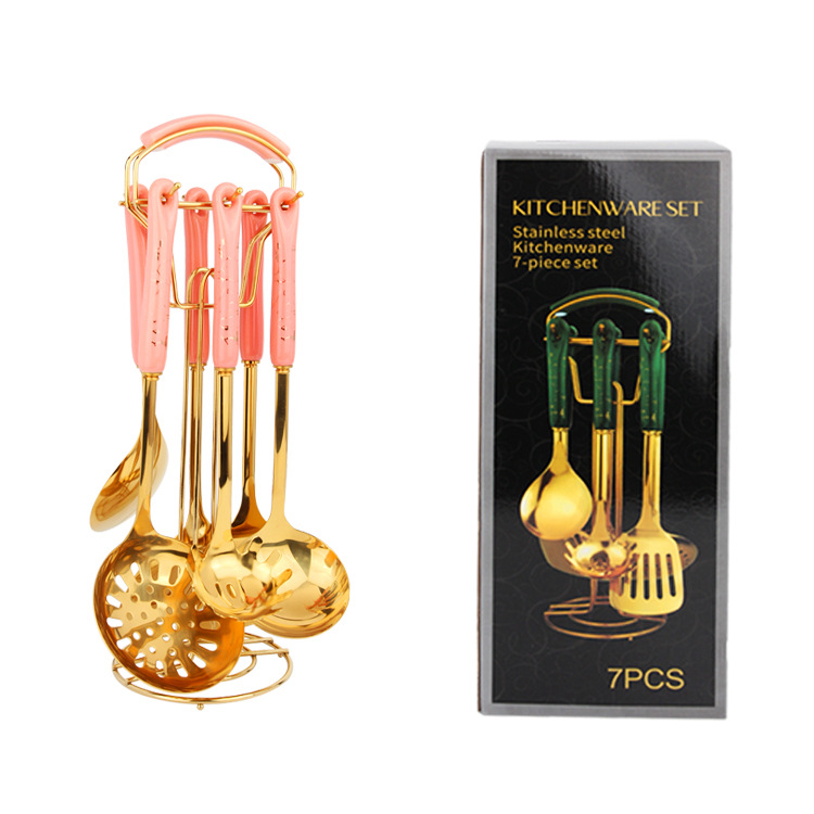 Ensemble rose avec poignée à bordure dorée.