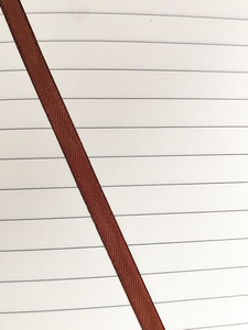 Kunden spezifisches PU-Leder-Notizbuch mit Soft Touch, Metall-Lesezeichen für die Einfügung von Stiften und individuellem Logo.