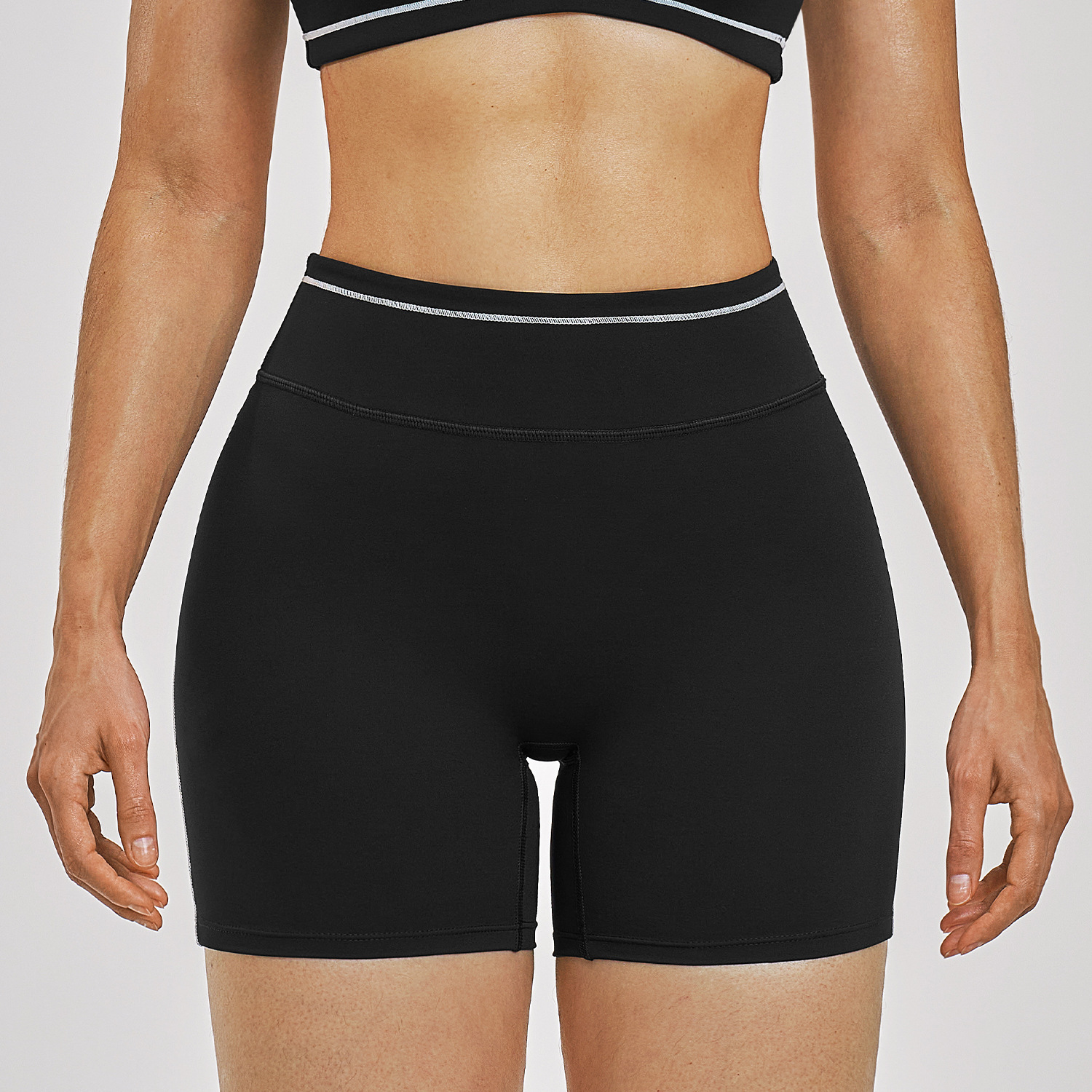 pantalones cortos negros