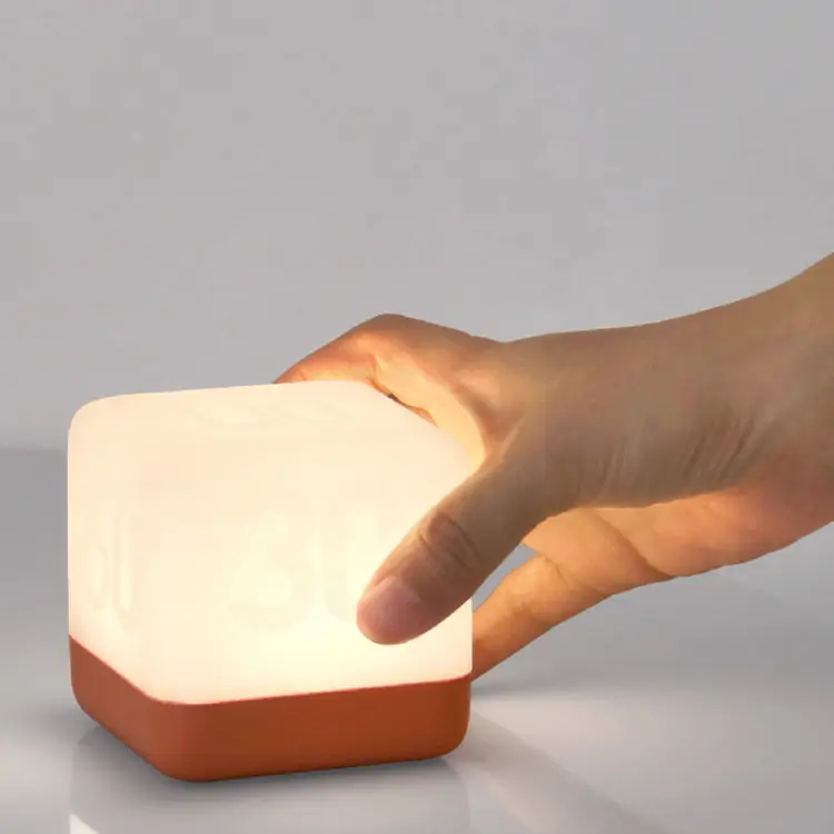 Venta al por mayor LED Cubo Adornos de Mesa Flip Timing Luz de Noche USB Recargable Regalos Creativos