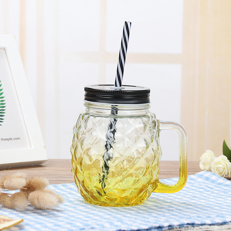 Ananas jaune dégradé avec paille