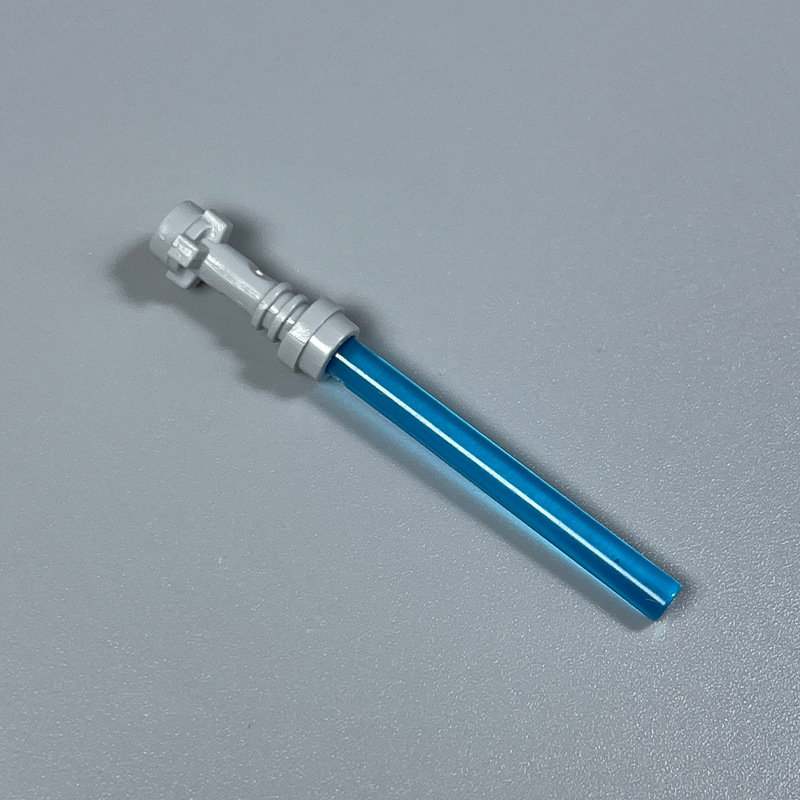 Sabre laser bleu transparent, poignée gris clair.