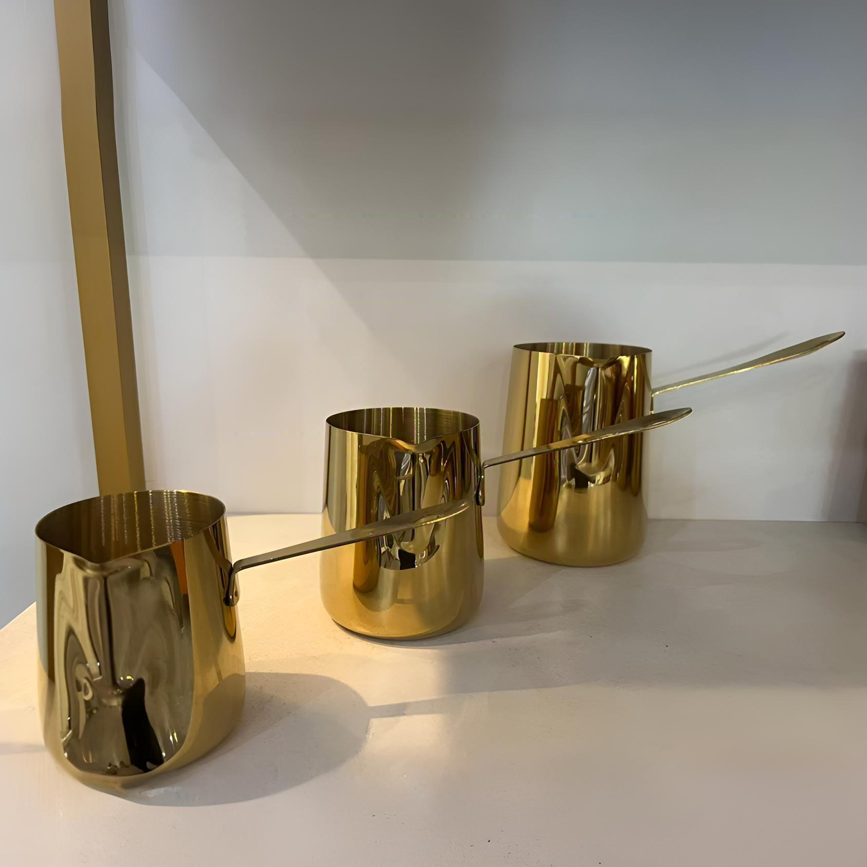 Tasse à lait plaquée or avec anse en acier (finition lisse)