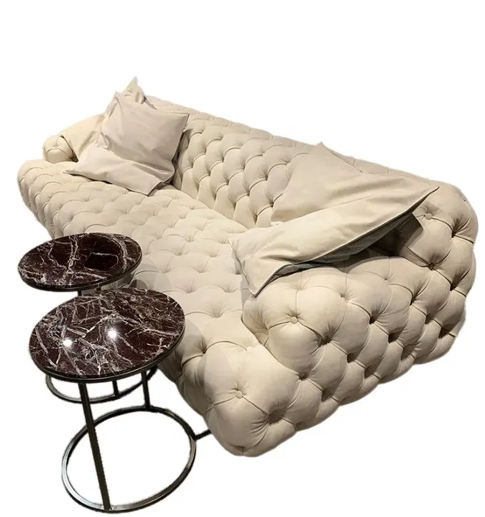 Set di divani lunghi imbottiti in tessuto arrossato curvo tondo con struttura in oro per matrimoni