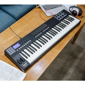 WORLDE PANDA61 Portable 61-Key USB <strong>MIDI</strong> <strong>Keyboard</strong> <strong>Controller</strong> 8 RGB Colorful Backlit Pads with USB Cable - Product Image 2