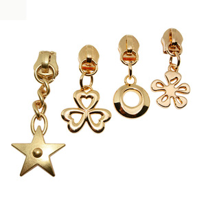 Bán Buôn Kim Loại Tùy Chỉnh Thiết Kế Logo Dây Kéo Kéo Đầu Chất Lượng Cao Fancy Dây Kéo Thanh Trượt Cho Túi - Product Image 4