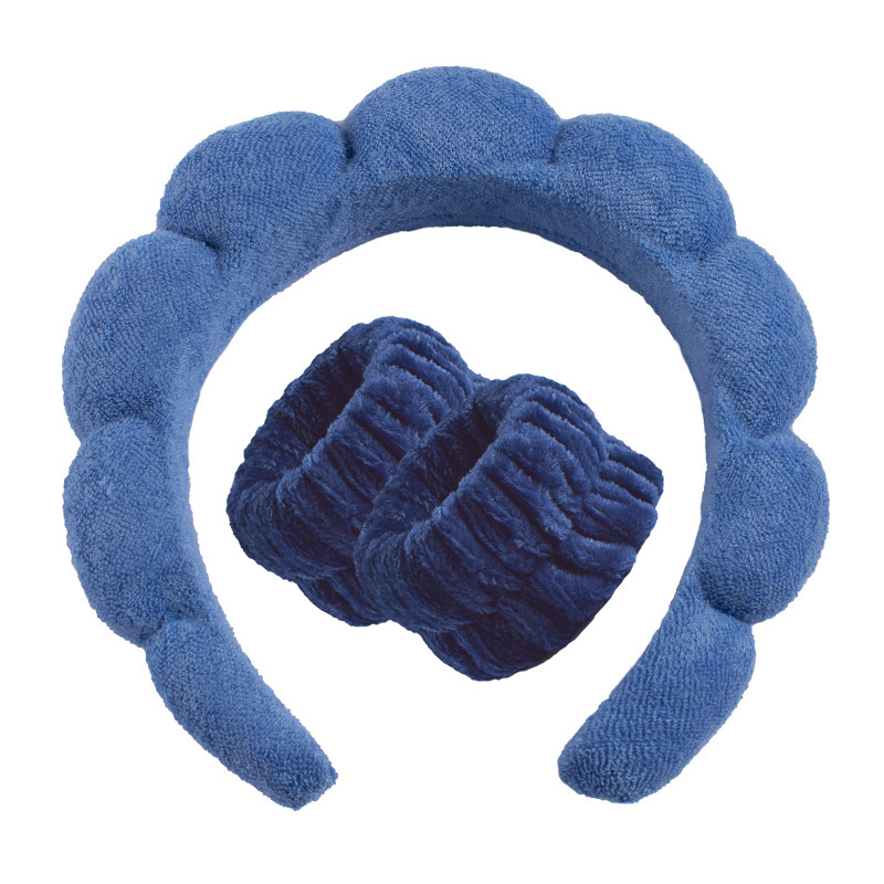 Ensemble trois pièces : bandeau bleu marine orné de diamants étincelants.
