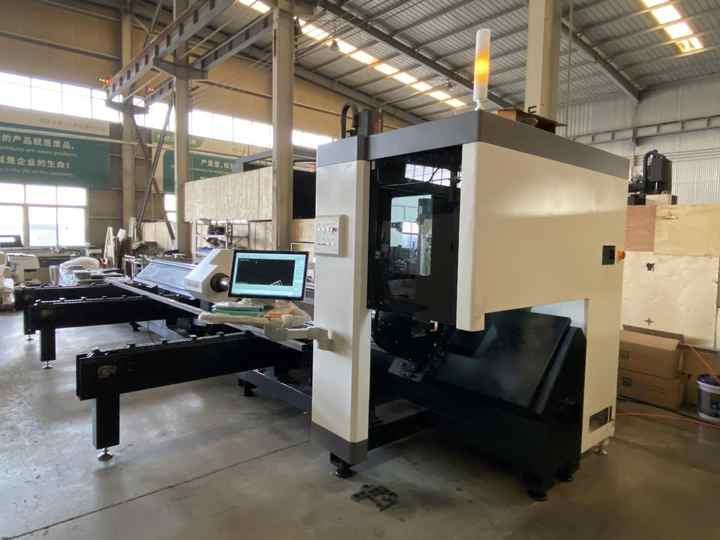 Machine de découpe laser CNC de haute précision 3000W avec le meilleur prix caractéristiques de coupe laser en métal 2000W Power AI Support de format graphique