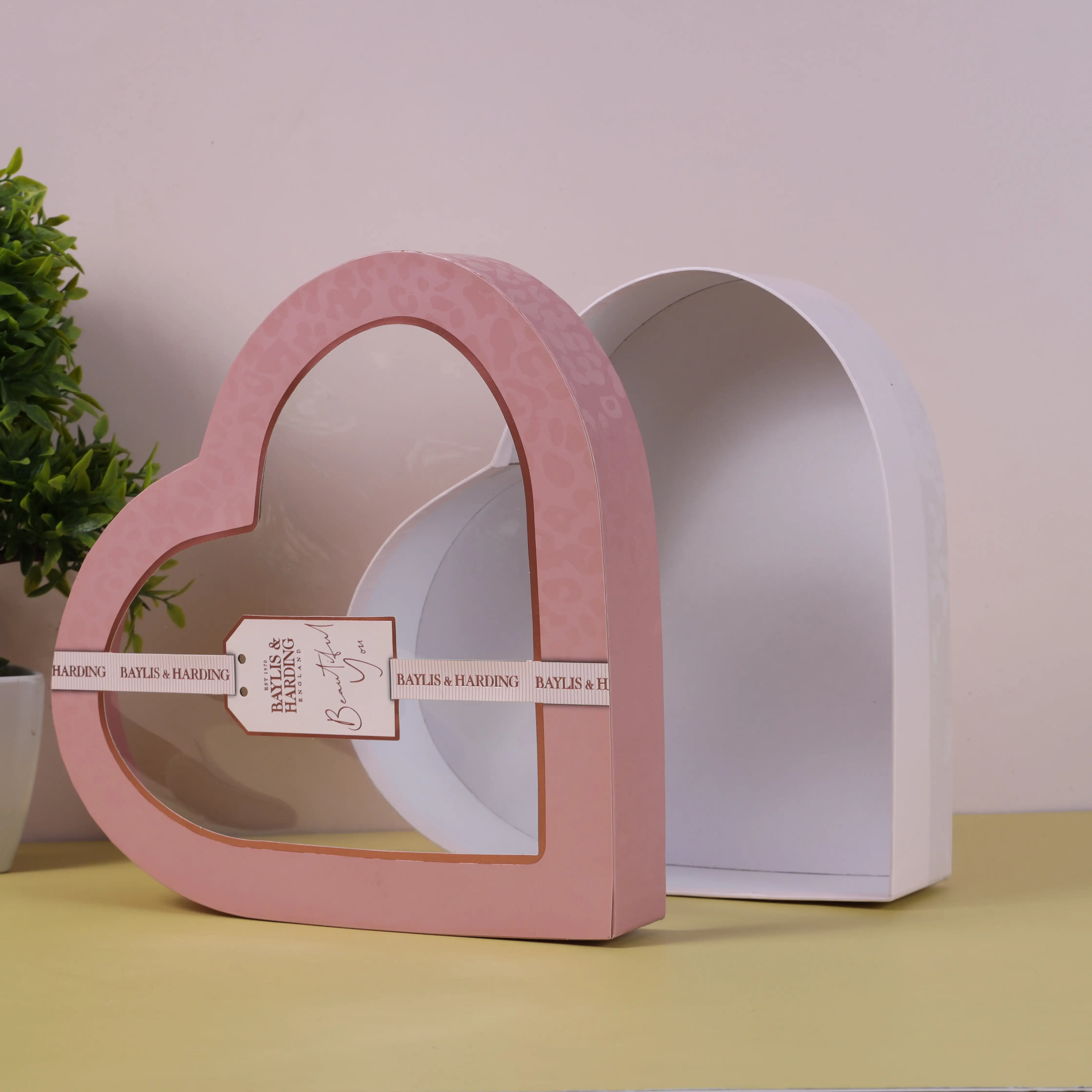 Scatola di cartone rosa con Logo personalizzato all'ingrosso con coperchio trasparente scatola regalo cuore scatola di imballaggio rosa