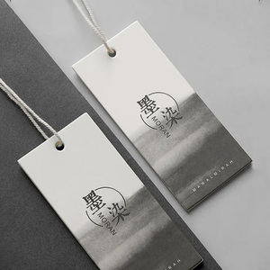 Etiqueta colgante de diseño personalizado barato con cuerdas Etiquetas colgantes de productos de papel columpio especial para ropa - Product Image 5