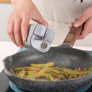 小塑料罐摇床海盐胡椒粉香料容器，带可调节喷水器