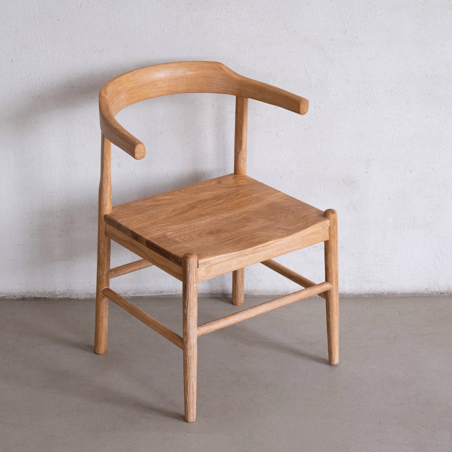 Veuillez noter la couleur de la chaise en corne en bois massif de cire blanche