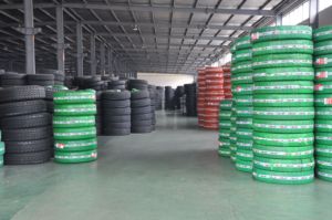 סין סיטונאי SUV קיץ חורף שלג כל עונה UHP הטוב ביותר רדיאלי נוסע PCR רכב הצמיג בשימוש עבור רכב גלגלים 195/65r15