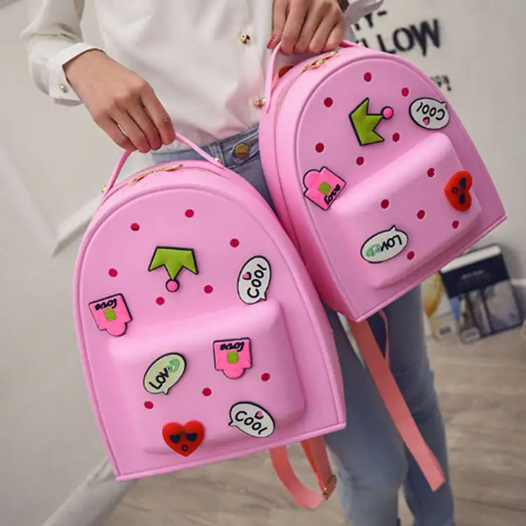 2024 Mochila escolar em PVC para meninos e meninas com logotipo personalizado de fábrica, mochila escolar à prova d'água em cores doces e desenhos animados para estudantes e crianças, mochila personalizada de fábrica