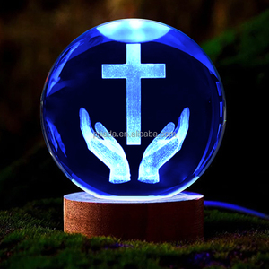 Bán Buôn 60Mm Tinh Thể Thủy Tinh Bóng 3D Khắc Chúa Giêsu Thiên Thần Pha Lê Bóng Với Gỗ LED Ánh Sáng Ban Đêm Trang Trí Nội Thất - Product Image 3