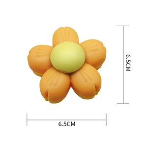 Brinquedo interativo de gato desenho animado flores coloridas <span class=keywords><strong>catnip</strong></span> natural bola de parede giratória moagem gato trata brinquedos stick-on brinquedo de parede