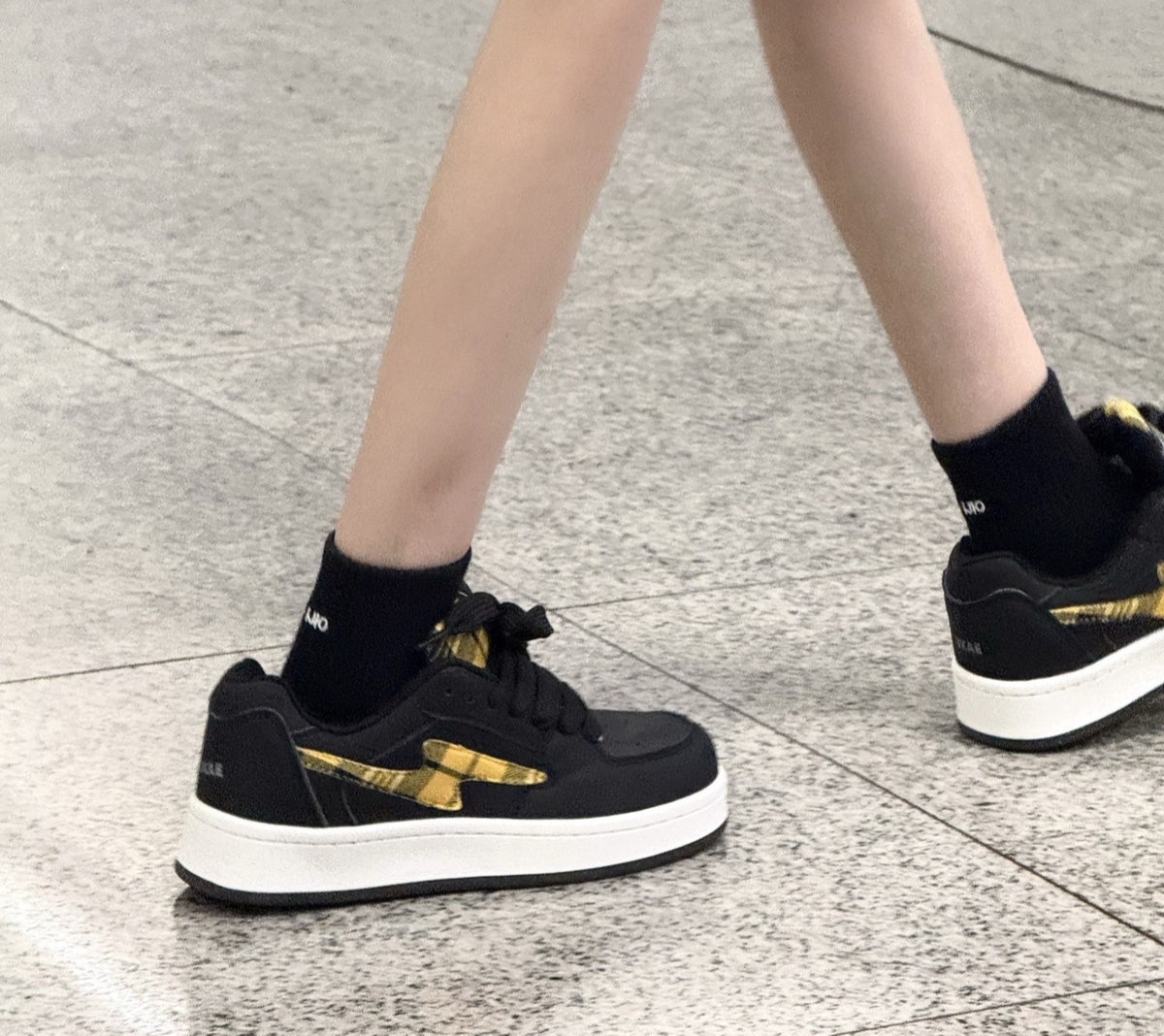 Jaune