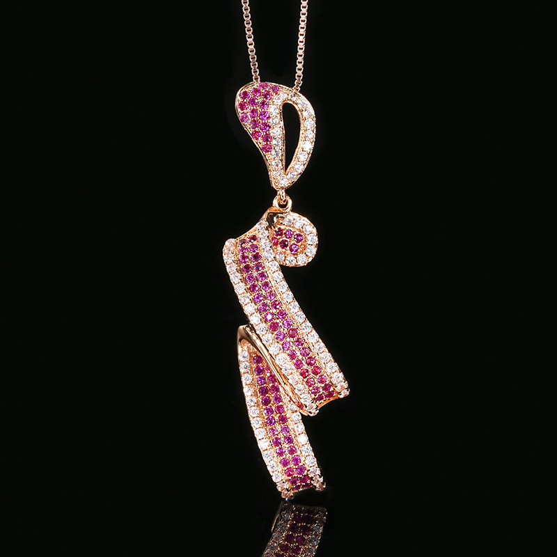 Pendentif en corindon rouge or rose avec chaîne