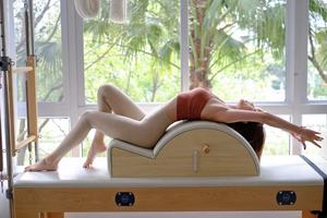 Pilates Factory Grand Instrument E43 Correcteur de trou carré Correction de la colonne vertébrale arrière Yoga Équipement d'entraînement professionnel - Product Image 2