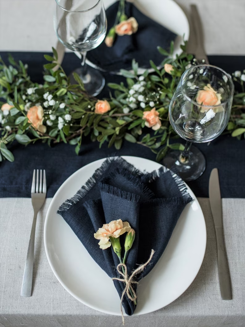 Serviette de mariage bleue et colorée avec pompons