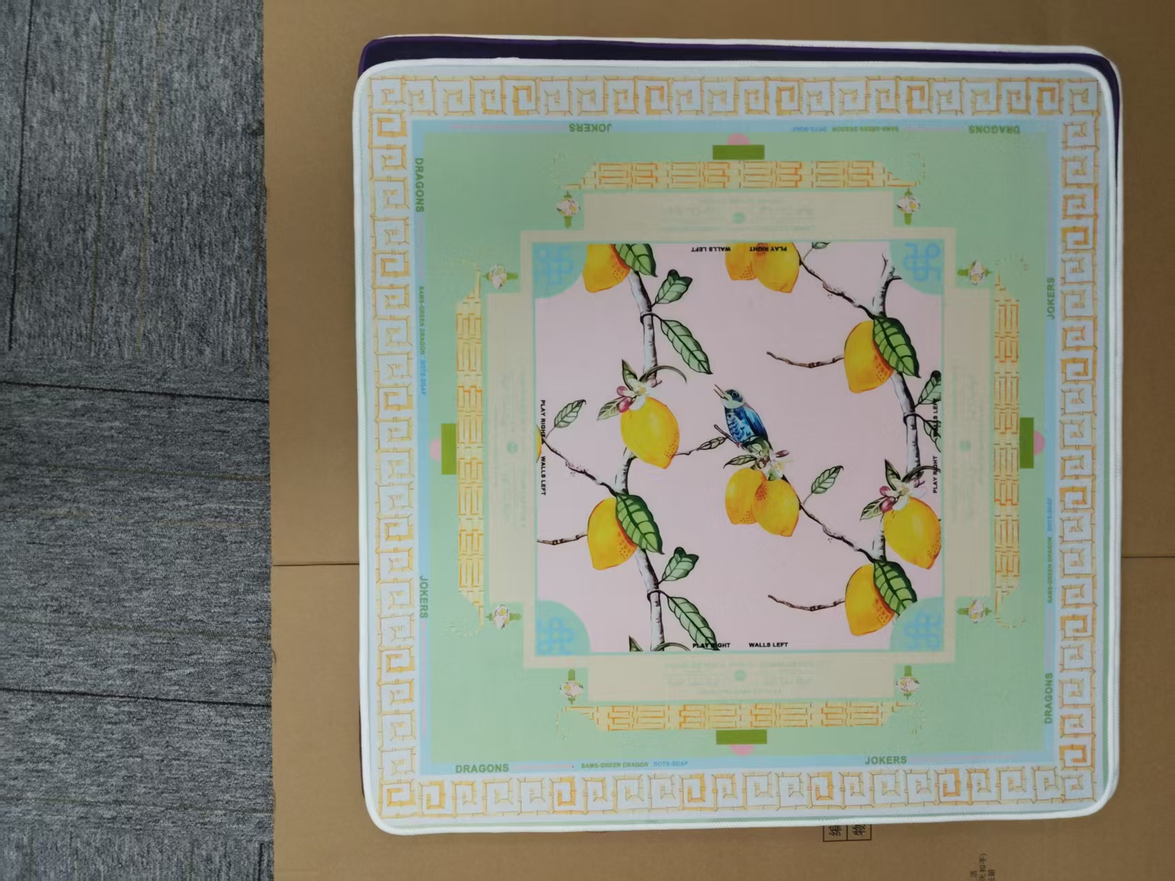 Bordure vert clair, fond rose, imprimé oiseau branche de citron