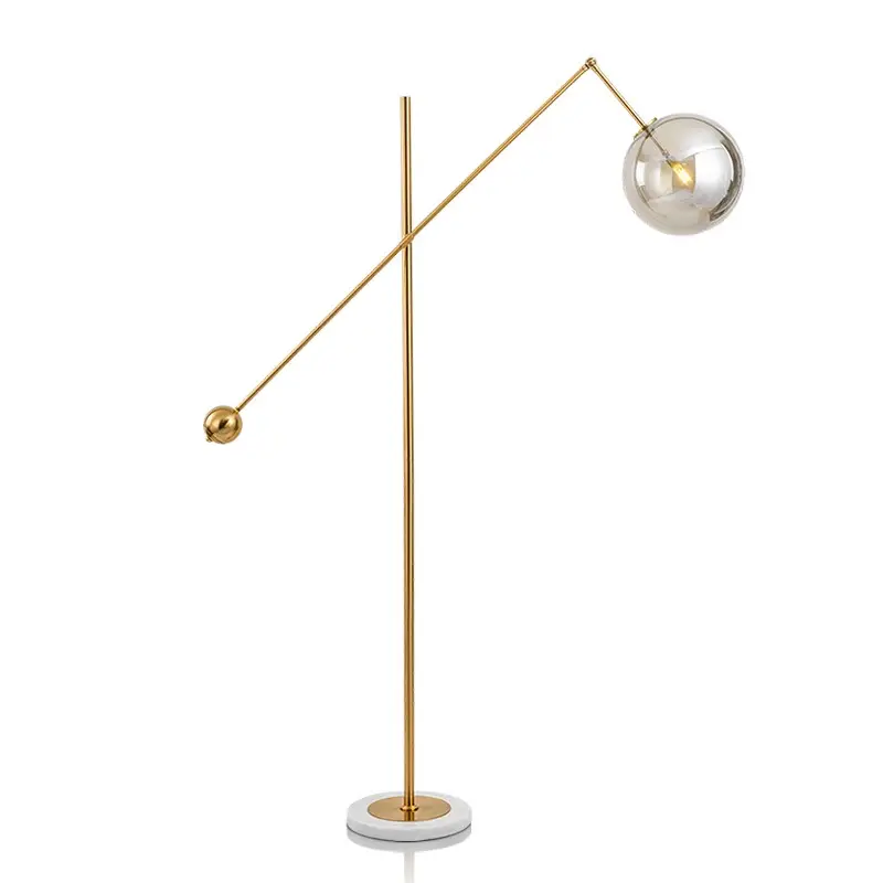 Nordisch gebeizte mund geblasene Stehlampe aus rauchgrauem Glas mit goldenem Metallrahmen