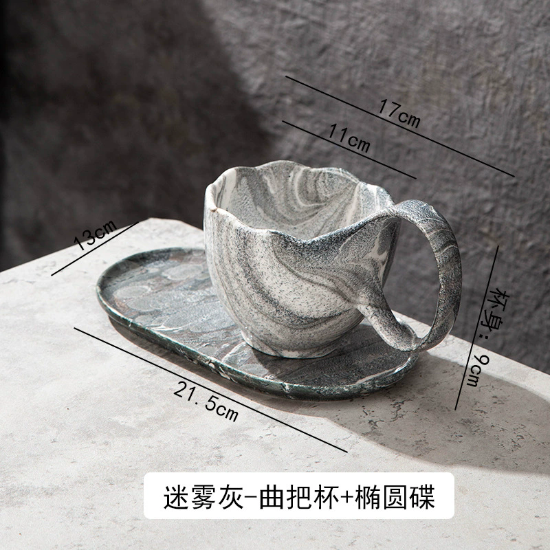 Taza gris con platillo