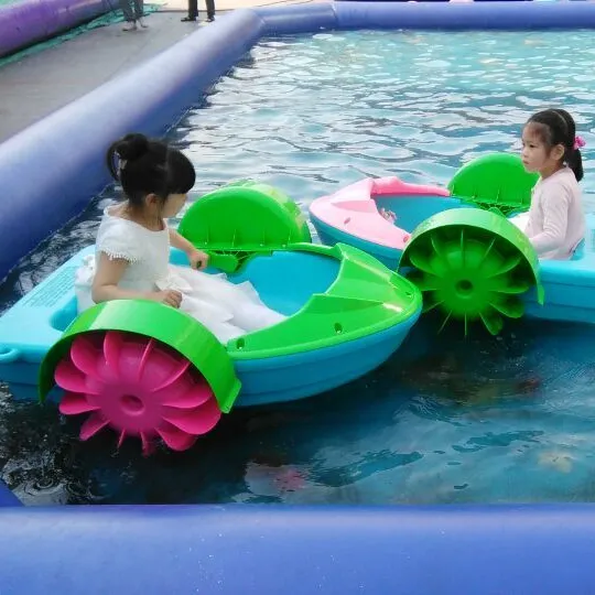 Barco de plástico portátil comercial, juego de piscina inflable, barco de parachoques con batería, barco para niños y adultos