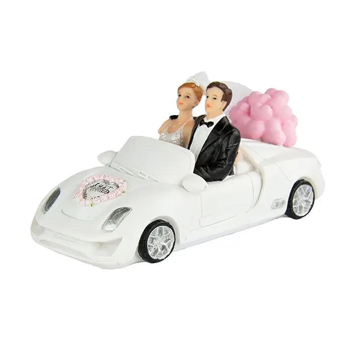 Boneca de bolo de resina de casamento, casal em um carro