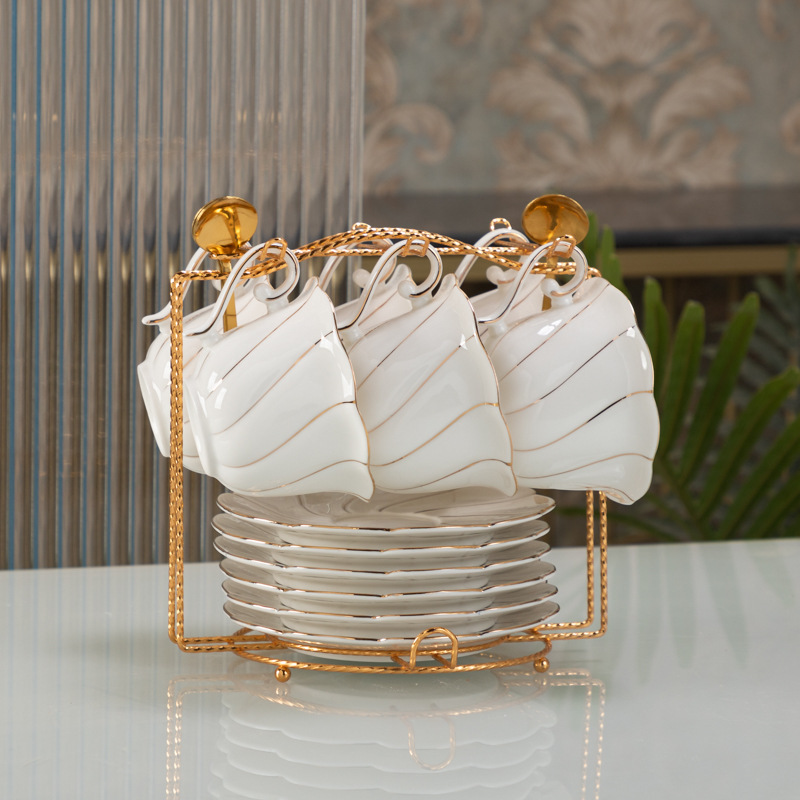 6 tasses, 6 assiettes, 1 plateau doré, blanc